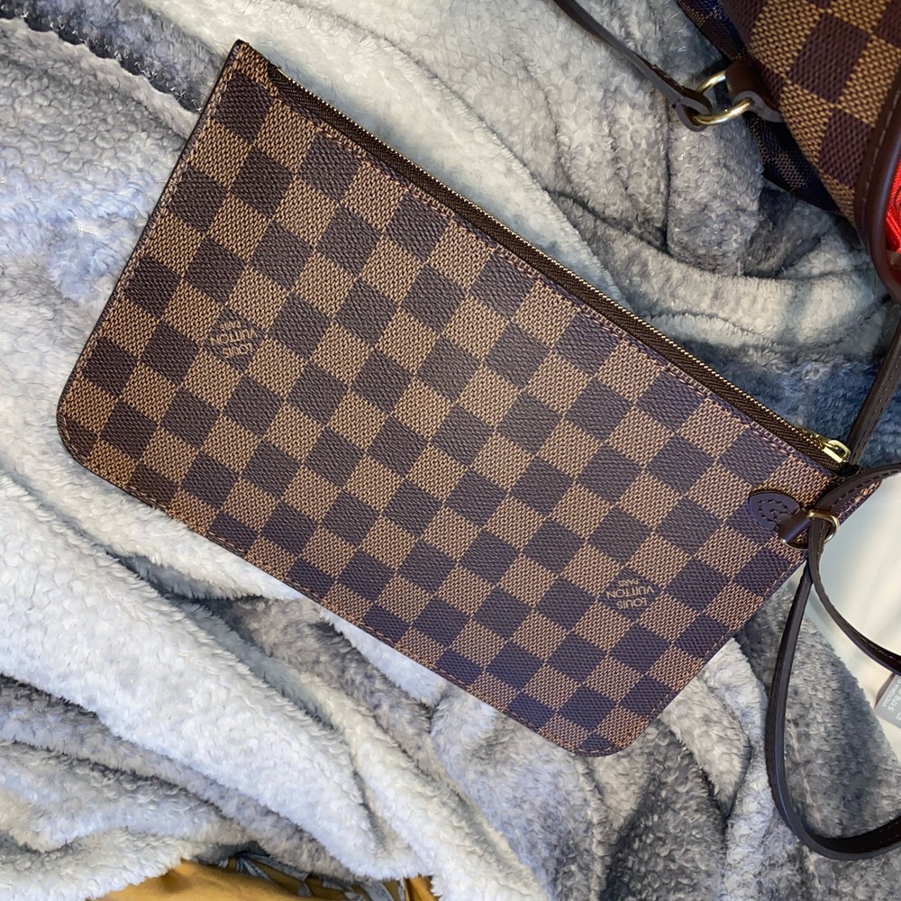Louis Vuitton neverfull wristlet